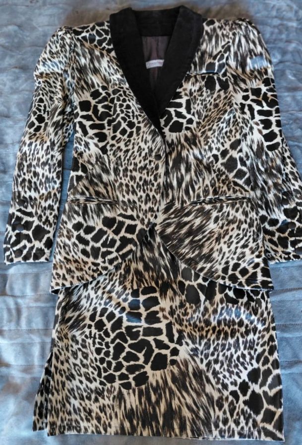Traje Rocco Barocco Chaqueta y Falda Animal Print.