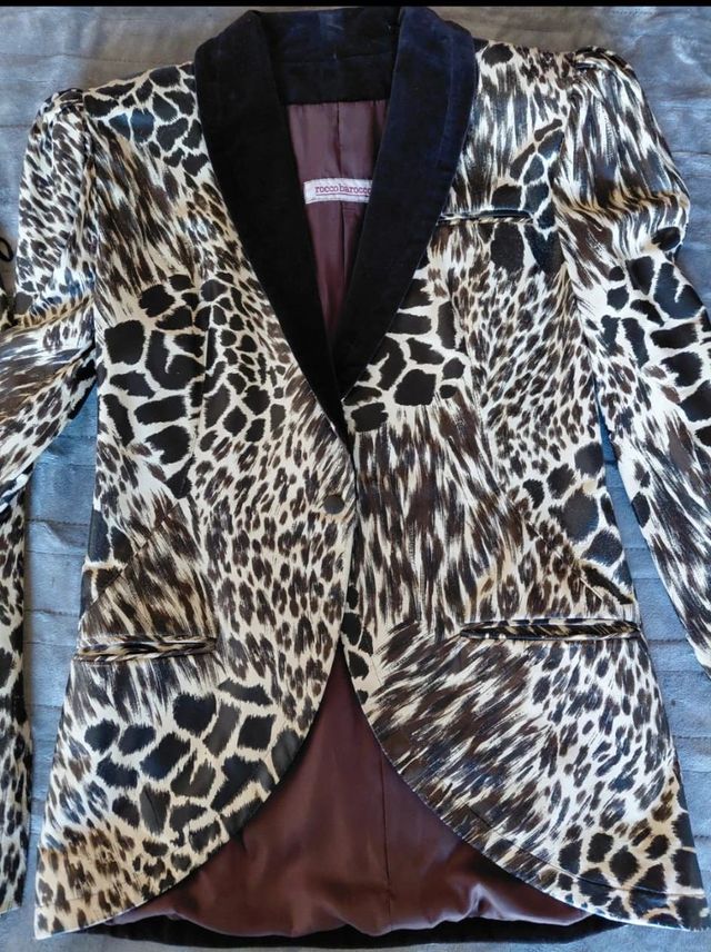 Traje Rocco Barocco Chaqueta y Falda Animal Print.