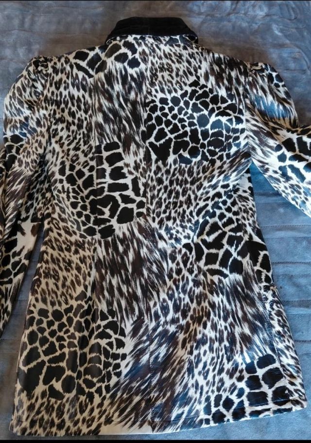 Traje Rocco Barocco Chaqueta y Falda Animal Print.