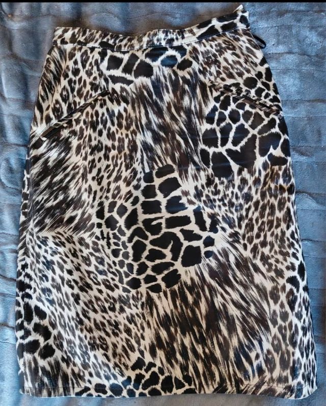 Traje Rocco Barocco Chaqueta y Falda Animal Print.