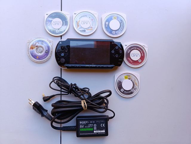 Consola Sony PSP Negra + 6 UMDs + Cargador