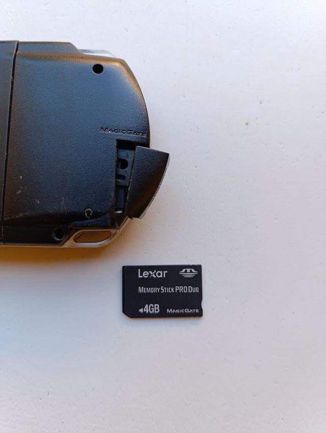 Consola Sony PSP Negra + 6 UMDs + Cargador