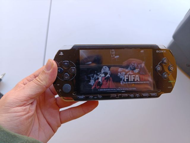 Consola Sony PSP Negra + 6 UMDs + Cargador