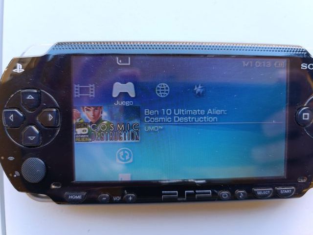 Consola Sony PSP Negra + 6 UMDs + Cargador