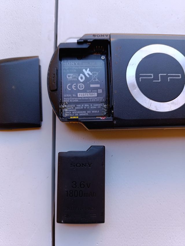 Consola Sony PSP Negra + 6 UMDs + Cargador