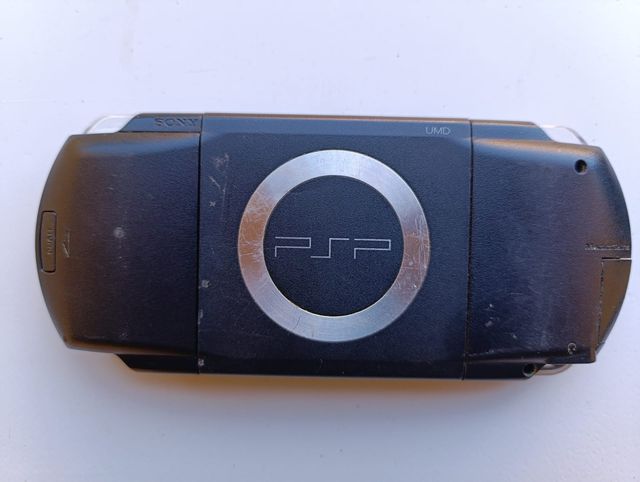 Consola Sony PSP Negra + 6 UMDs + Cargador