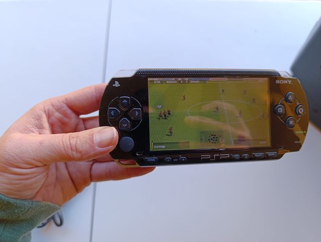 Consola Sony PSP Negra + 6 UMDs + Cargador