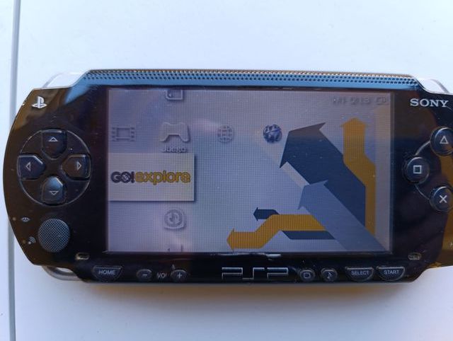 Consola Sony PSP Negra + 6 UMDs + Cargador