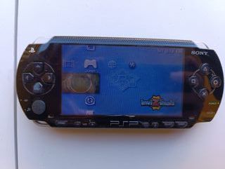 Consola Sony PSP Negra + 6 UMDs + Cargador