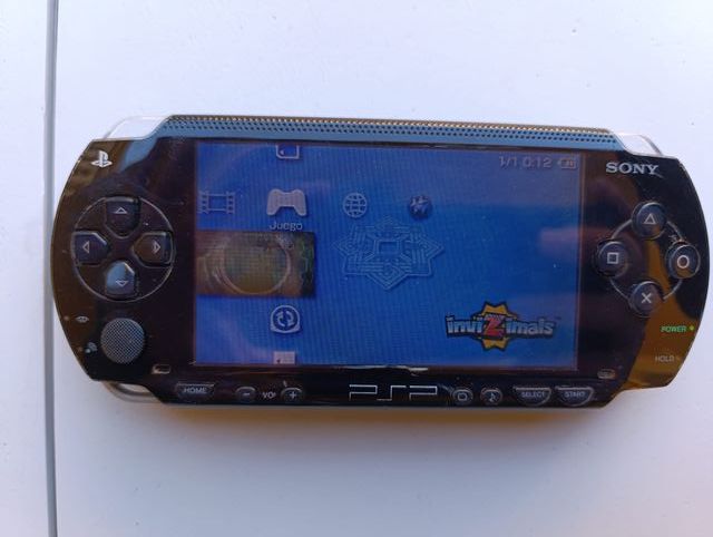 Consola Sony PSP Negra + 6 UMDs + Cargador