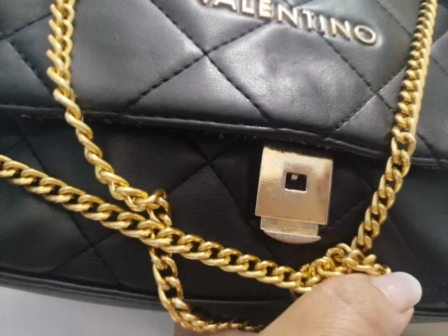 Bolso Valentino Negro Acolchado Cadena Dorada