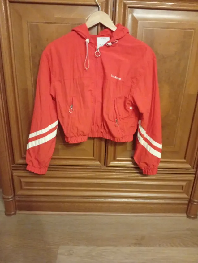 Cortavientos Bershka rojo y blanco