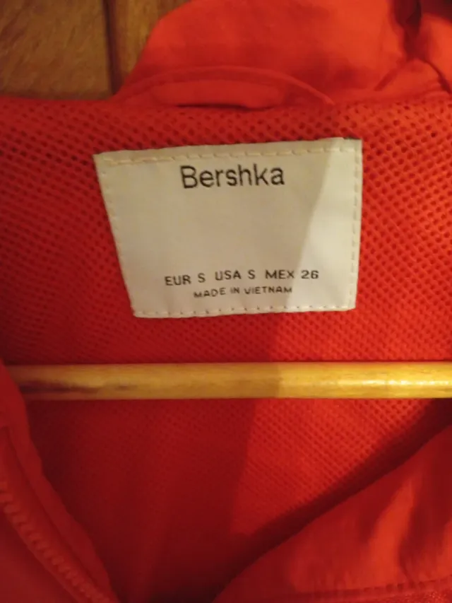 Cortavientos Bershka rojo y blanco