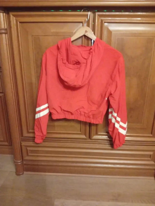 Cortavientos Bershka rojo y blanco