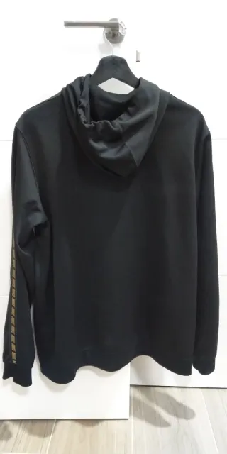 Sudadera Nike Negra con Detalles Dorados