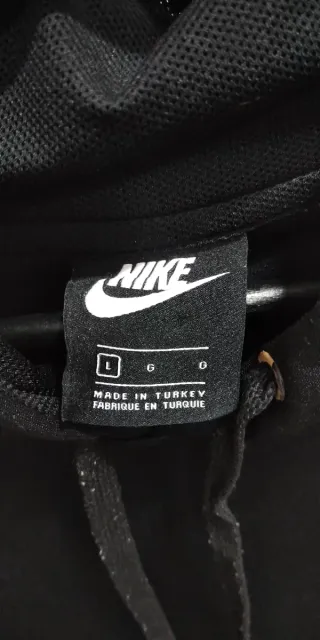 Sudadera Nike Negra con Detalles Dorados