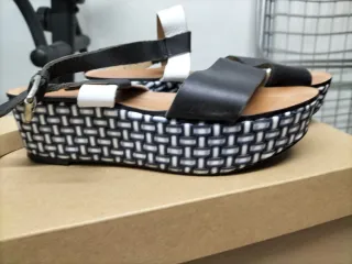 Sandalias de cuña negras y blancas