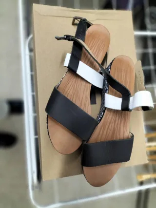 Sandalias de cuña negras y blancas