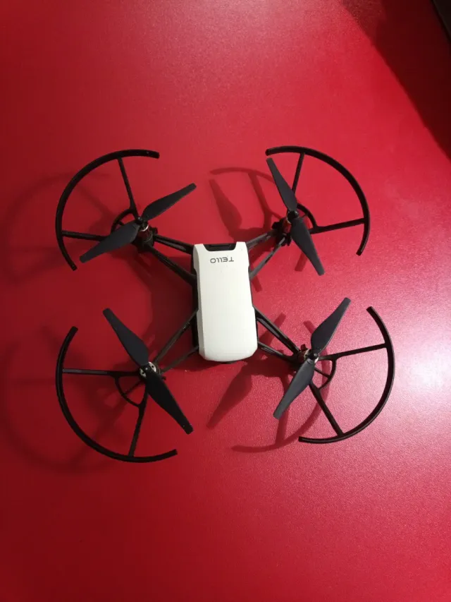 Dron Tello blanco y negro