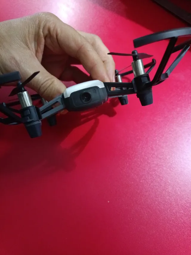 Dron Tello blanco y negro