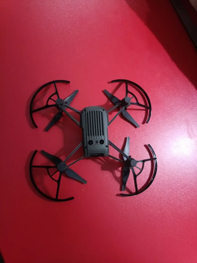 Dron Tello blanco y negro