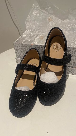 Merceditas niña negras brillantes talla 30