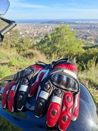 Guantes de Moto de Piel con Fibra Carbono.