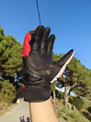 Guantes de Moto de Piel con Fibra Carbono.