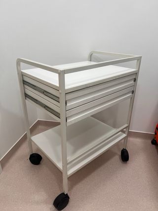 Mesa auxiliar con cajones y ruedas