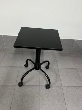 Mesa auxiliar regulable con ruedas