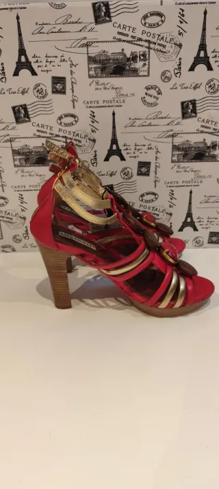 Zapatos de vestir Martinelli tacón alto dorados y