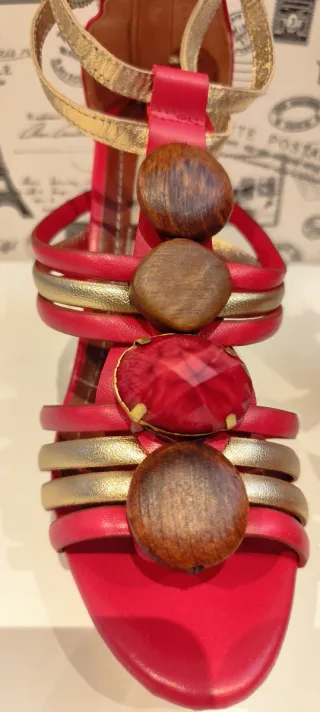 Zapatos de vestir Martinelli tacón alto dorados y