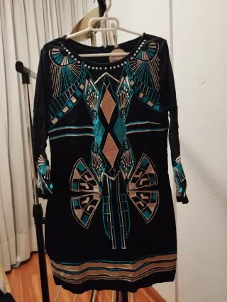 Vestido negro con bordados dorados y turquesa
