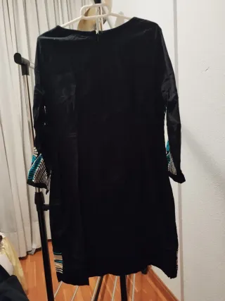 Vestido negro con bordados dorados y turquesa