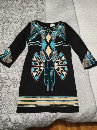 Vestido negro con bordados dorados y turquesa