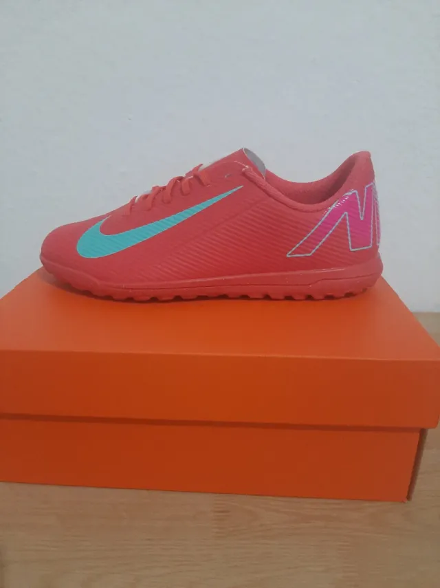 Botas de fútbol Nike para césped artificial