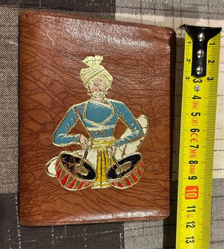 Cartera de piel con diseño de músico