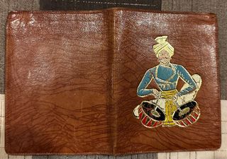 Cartera de piel con diseño de músico