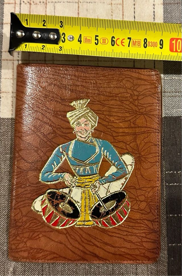 Cartera de piel con diseño de músico