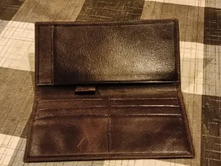 Cartera de piel marrón para cheques