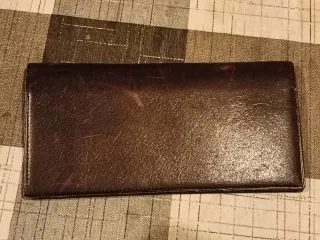 Cartera de piel marrón para cheques