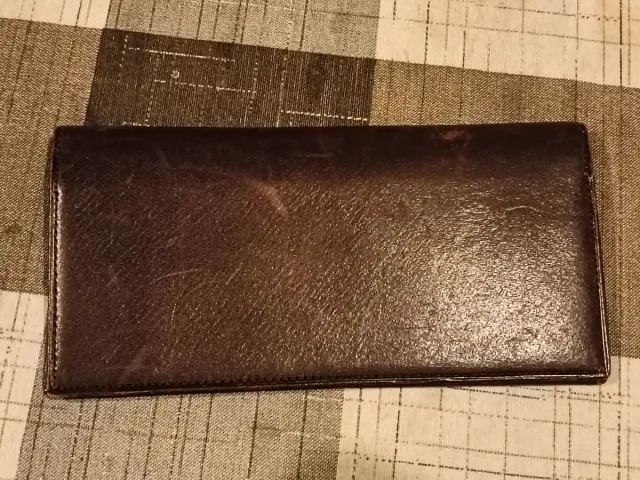 Cartera de piel marrón para cheques