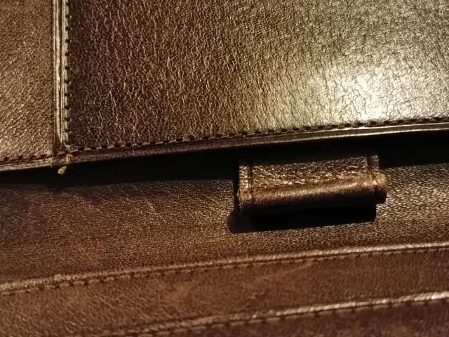Cartera de piel marrón para cheques