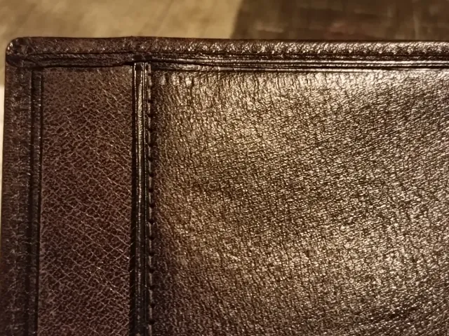 Cartera de piel marrón para cheques