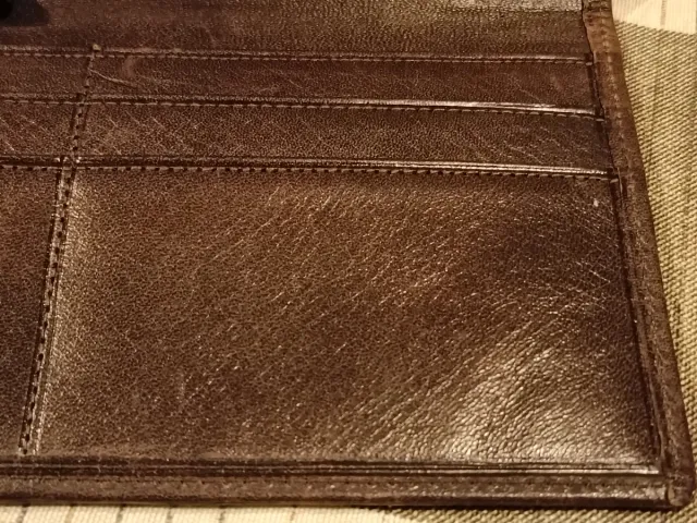 Cartera de piel marrón para cheques