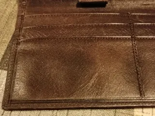 Cartera de piel marrón para cheques