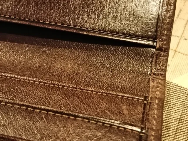 Cartera de piel marrón para cheques