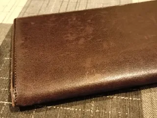 Cartera de piel marrón para cheques