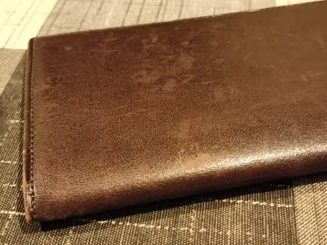 Cartera de piel marrón para cheques