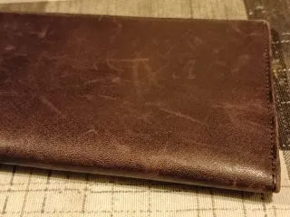 Cartera de piel marrón para cheques
